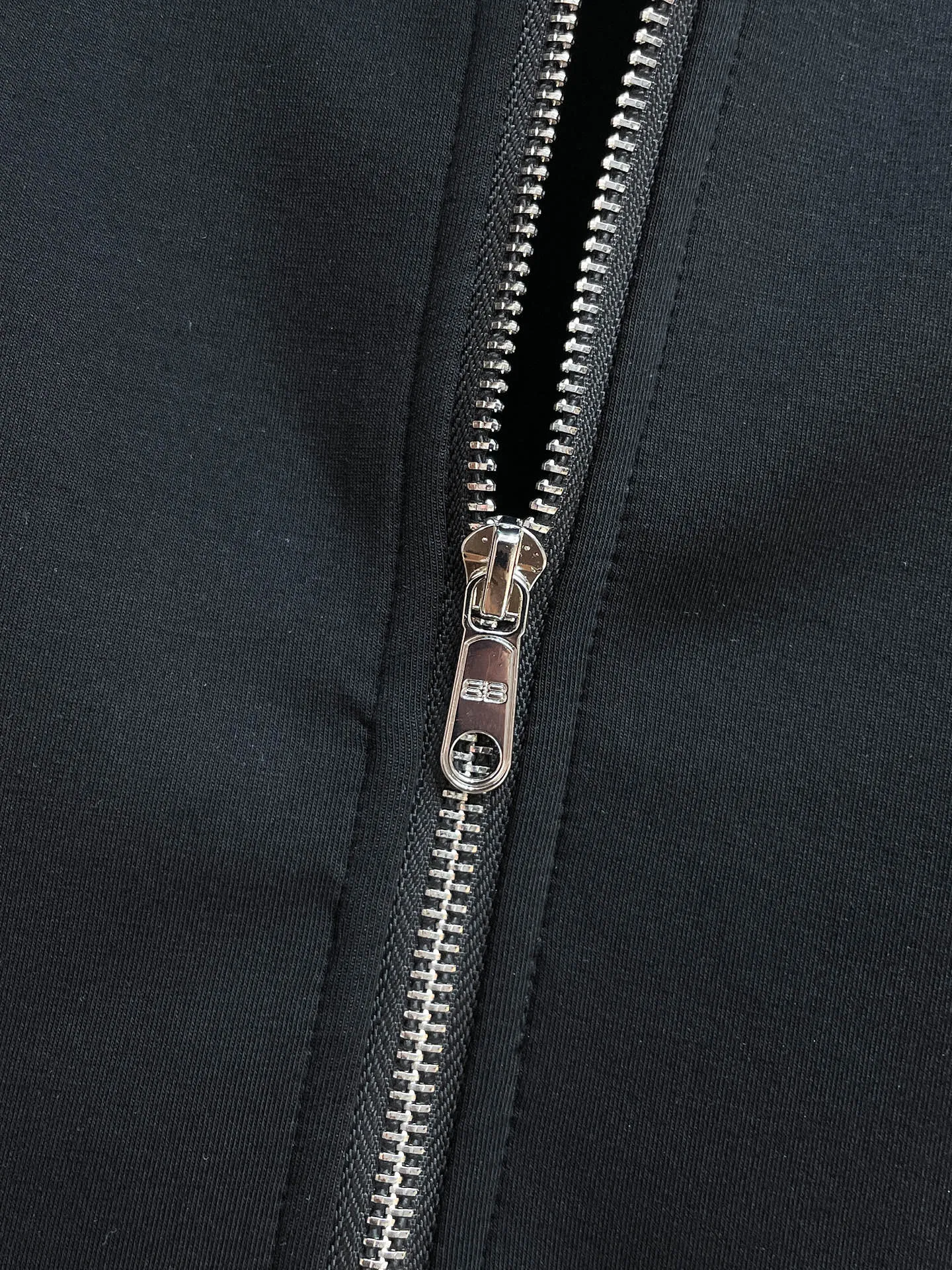Balenciaga 2026 New Arrival counter Same Style casual suit, Breathable, comfortable and casual! Full of high-end feel! The details are exquisite and high-end, and the workmanship is impeccable! The original Premium fabric is very high-end! The fabric is crisp and anti-wrinkle Wear-Resistant, warm, neat and stylish. Everyone must buy a set this autumn and winter. They must look cool and cool when wearing them. We especially recommend Sizes M-3XL
